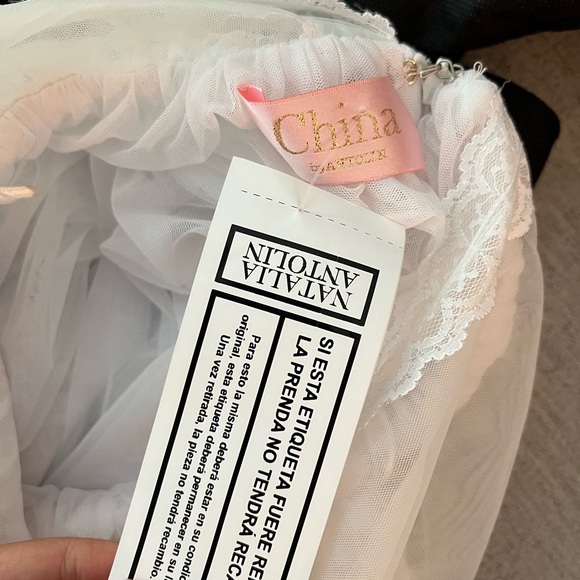 Wedding dress NEVER worn size small from Argentinian designer Natalia Antolin - Picture 7 of 9